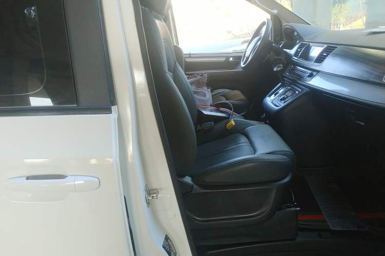 Used SAIC MAXUS G10 2019 Facelift PLUS 2.0T Automatic Elite Edition China VI Right Front Seat