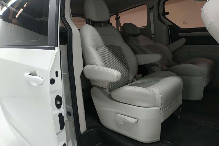 Used SAIC MAXUS G10 2019 PLUS 2.0T Automatic Elite Edition China V Standard Right Rear Seat