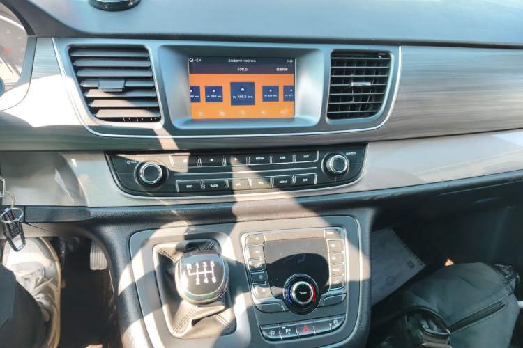 Used SAIC MAXUS G10 2021 2.0T Manual Elite Edition Diesel 7-Seater Audio And AC Panel