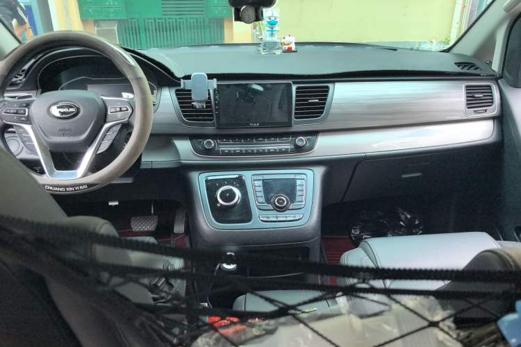 Used SAIC MAXUS G10 2021 2.0T Automatic Elite Edition Diesel 9-Seater Center Console