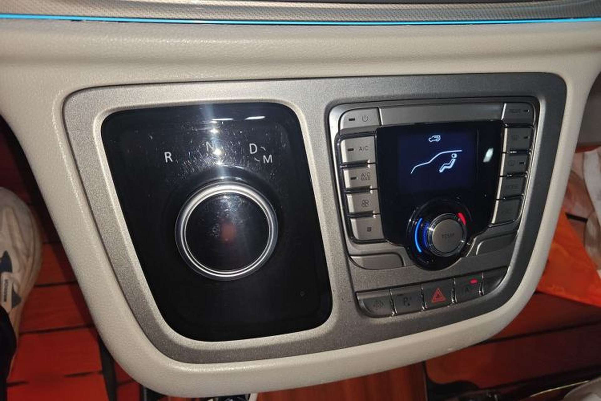 Used SAIC MAXUS G10 2021 2.0T Automatic Elite Edition Diesel 9-Seater Gear Lever