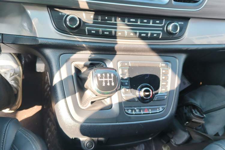 Used SAIC MAXUS G10 2021 2.0T Manual Elite Edition Diesel 7-Seater Gear Lever