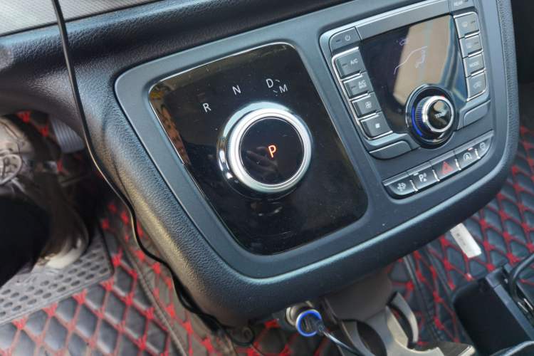 Used SAIC MAXUS G10 2021 2.0T Automatic Elite Edition Diesel 7-Seater Gear Lever