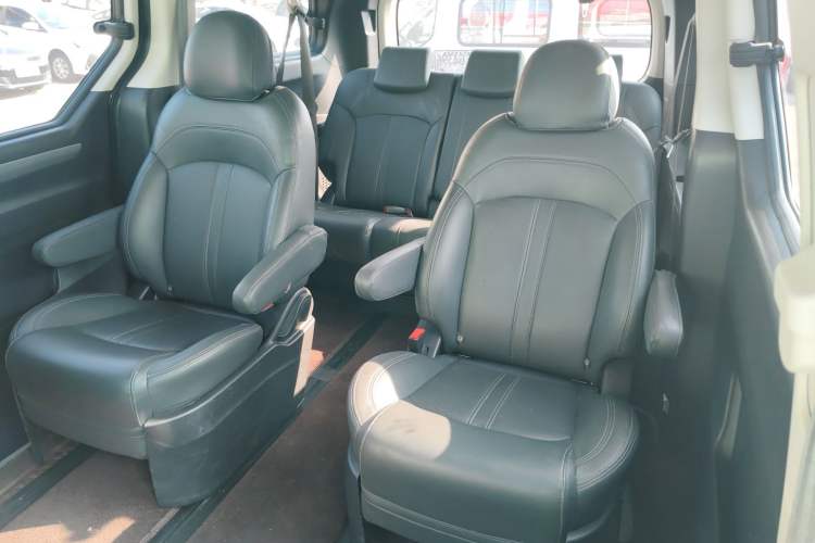 Used SAIC MAXUS G10 2021 2.0T Manual Elite Edition Diesel 7-Seater Interior 4