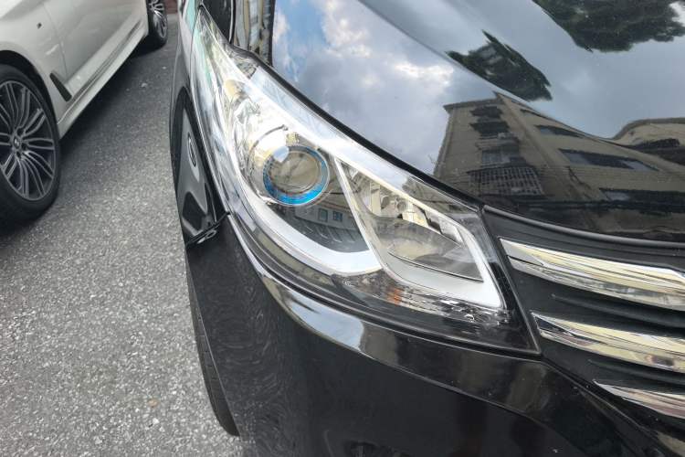 Used SAIC MAXUS G10 2021 2.0T Automatic Elite Edition Diesel 9-Seater Right Front Headlight