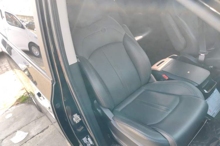 Used SAIC MAXUS G10 2021 2.0T Manual Elite Edition Diesel 7-Seater Right Front Seat
