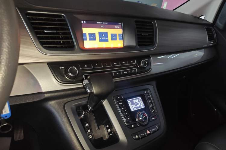 Used SAIC MAXUS G10 2021 2.0T Automatic Elite Edition Gasoline 7-Seater Audio And AC Panel