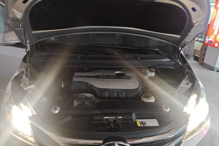 Used SAIC MAXUS G10 2021 2.0T Automatic Elite Edition Gasoline 7-Seater Engine Bay
