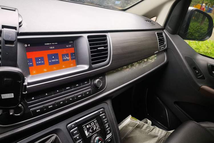 Used SAIC MAXUS G10 2021 2.0T Manual Elite Edition Gasoline 7-Seater Audio And AC Panel