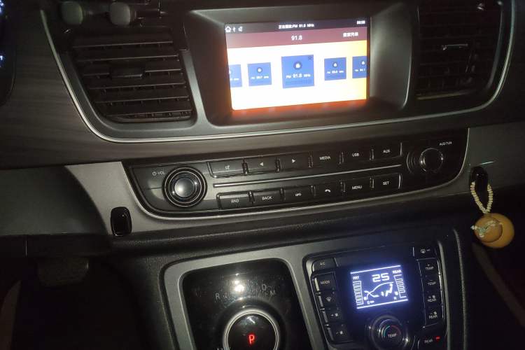 Used SAIC MAXUS G10 2021 2.0T Automatic Elite Edition Gasoline 7-Seater Audio And AC Panel