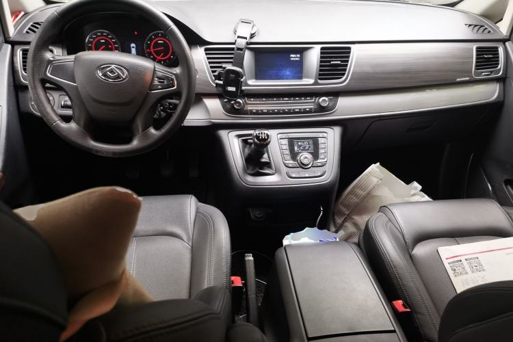 Used SAIC MAXUS G10 2021 2.0T Manual Elite Edition Gasoline 7-Seater Center Console