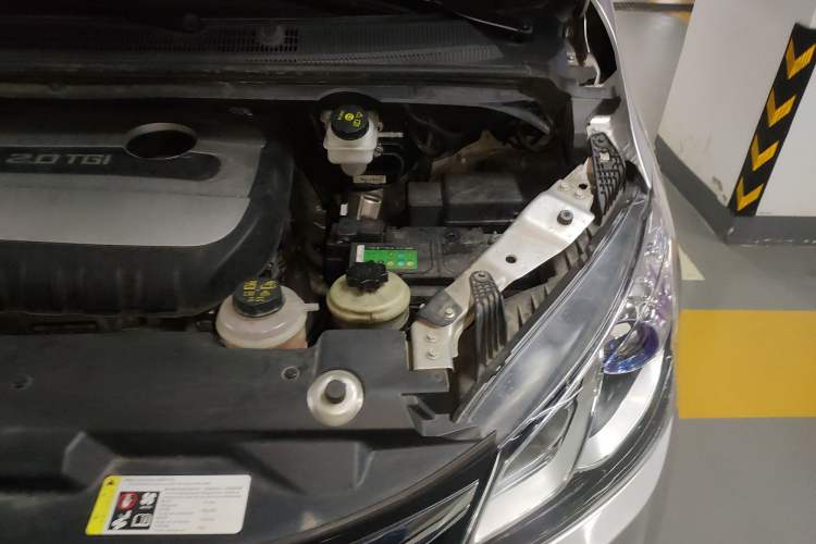 Used SAIC MAXUS G10 2021 2.0T Automatic Elite Edition Gasoline 7-Seater Engine Bay Left