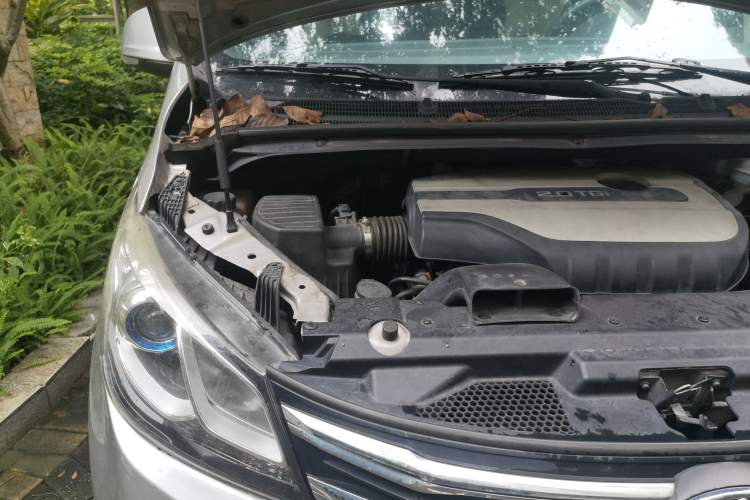 Used SAIC MAXUS G10 2021 2.0T Manual Elite Edition Gasoline 7-Seater Engine Bay Right