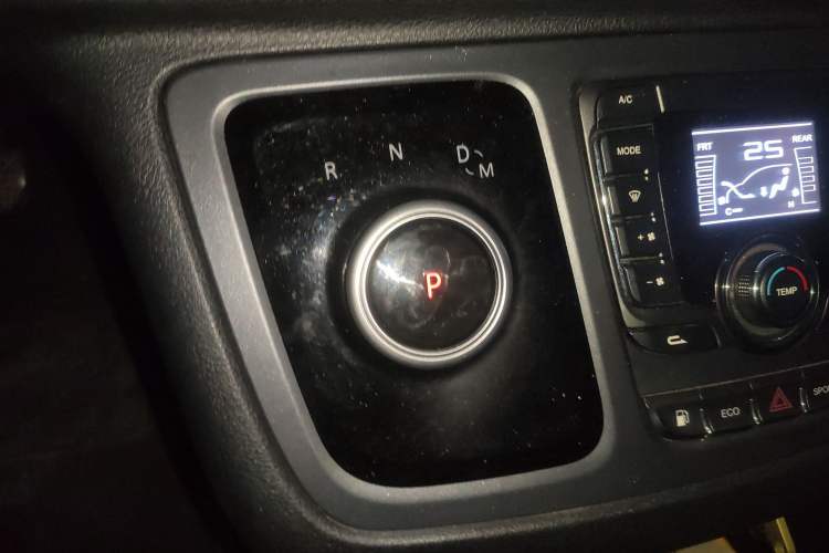 Used SAIC MAXUS G10 2021 2.0T Automatic Elite Edition Gasoline 7-Seater Gear Lever