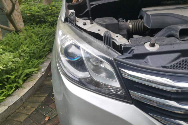Used SAIC MAXUS G10 2021 2.0T Manual Elite Edition Gasoline 7-Seater Right Front Headlight