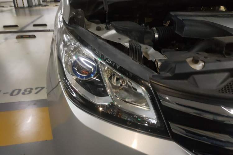 Used SAIC MAXUS G10 2021 2.0T Automatic Elite Edition Gasoline 7-Seater Right Front Headlight