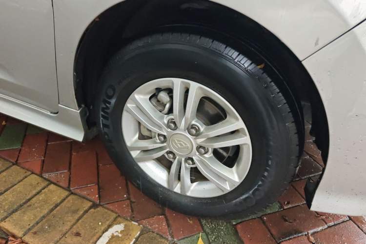 Used SAIC MAXUS G10 2021 2.0T Manual Elite Edition Gasoline 7-Seater Right Front Wheel Hub