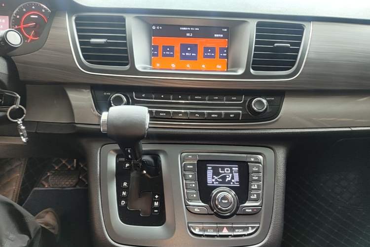 Used SAIC MAXUS G10 2021 2.0T Automatic Elite Edition Gasoline 7-Seater Audio And AC Panel