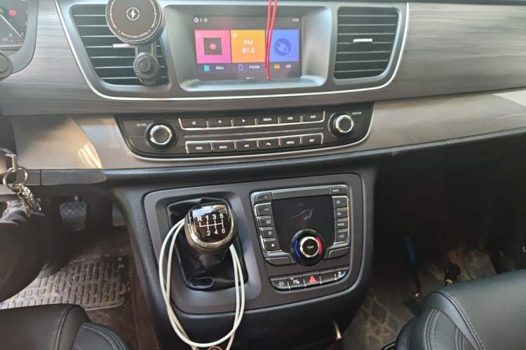 Used SAIC MAXUS G10 2021 2.0T Manual Elite Edition Diesel 7-Seater Audio And AC Panel