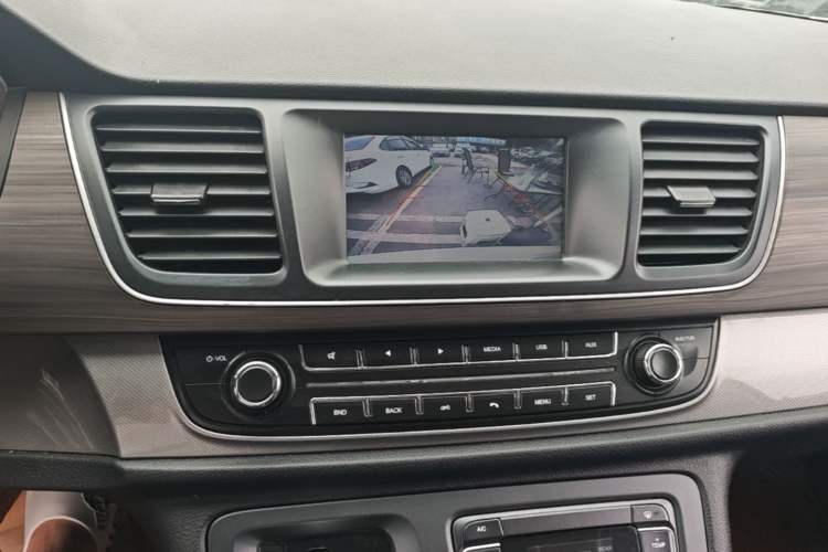 Used SAIC MAXUS G10 2021 2.0T Automatic Elite Edition Gasoline 7-Seater Audio And AC Panel