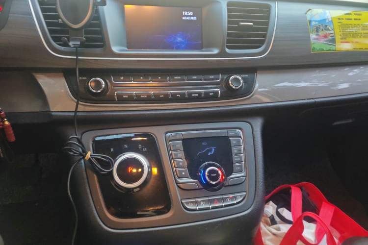 Used SAIC MAXUS G10 2021 2.0T Automatic Elite Edition Diesel 7-Seater Audio And AC Panel