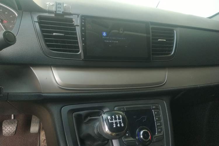 Used SAIC MAXUS G10 2021 2.0T Manual Elite Edition Diesel 8-Seater Audio And AC Panel
