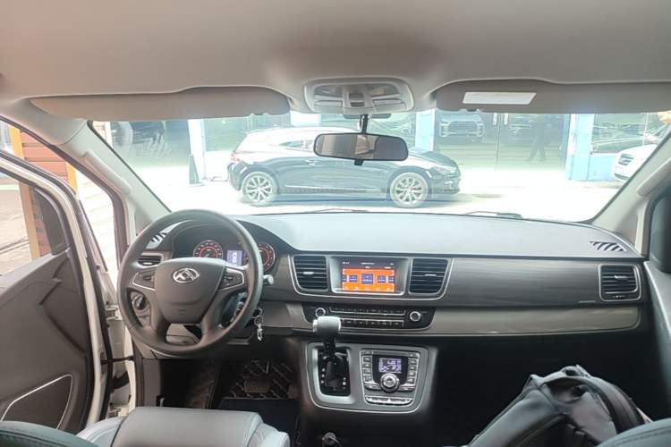 Used SAIC MAXUS G10 2021 2.0T Automatic Elite Edition Gasoline 7-Seater Center Console
