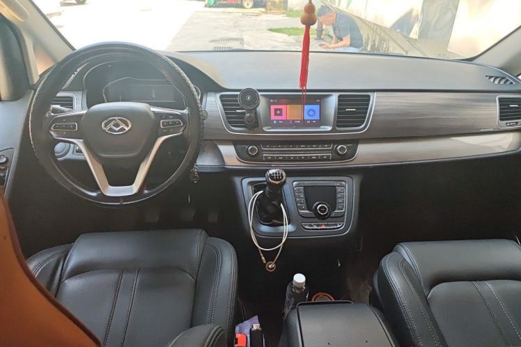 Used SAIC MAXUS G10 2021 2.0T Manual Elite Edition Diesel 7-Seater Center Console
