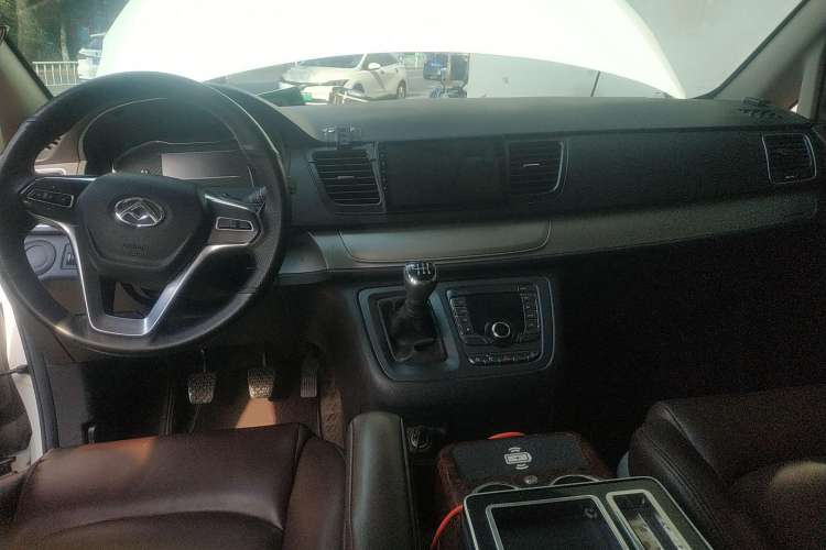Used SAIC MAXUS G10 2021 2.0T Manual Elite Edition Diesel 8-Seater Center Console