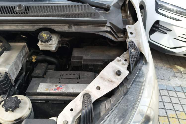 Used SAIC MAXUS G10 2021 2.0T Manual Smart Edition Diesel 7-Seater Engine Bay Left