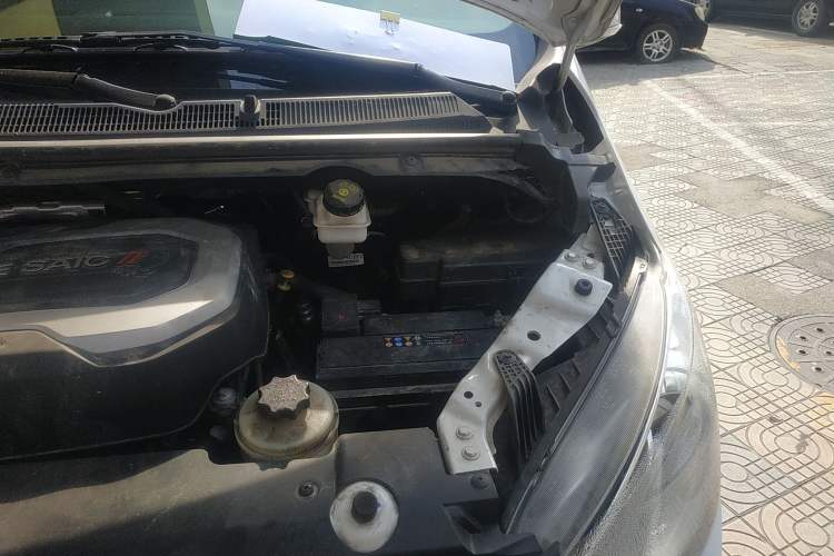 Used SAIC MAXUS G10 2021 2.0T Manual Elite Edition Diesel 8-Seater Engine Bay Left
