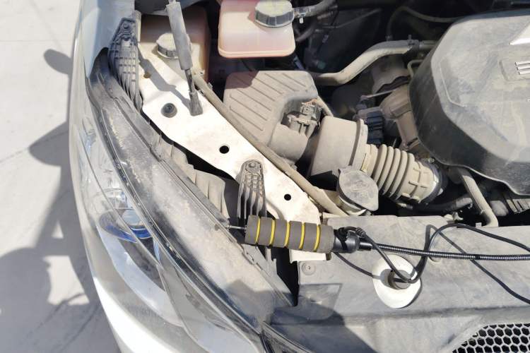 Used SAIC MAXUS G10 2021 2.0T Manual Elite Edition Diesel 9-Seater Engine Bay Right