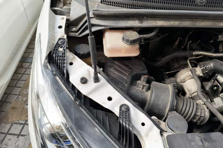 Used SAIC MAXUS G10 2021 2.0T Manual Smart Edition Diesel 7-Seater Engine Bay Right