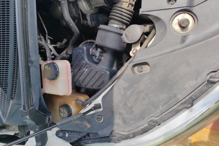 Used SAIC MAXUS G10 2021 2.0T Manual Elite Edition Diesel 8-Seater Engine Bay Right