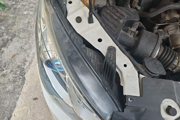 Used SAIC MAXUS G10 2021 2.0T Manual Elite Edition Diesel 7-Seater Engine Bay Right