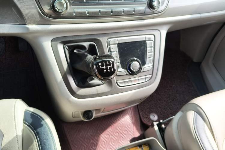 Used SAIC MAXUS G10 2021 2.0T Manual Smart Edition Diesel 7-Seater Gear Lever