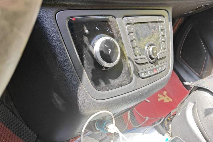 Used SAIC MAXUS G10 2021 2.0T Automatic Elite Edition Diesel 9-Seater Gear Lever