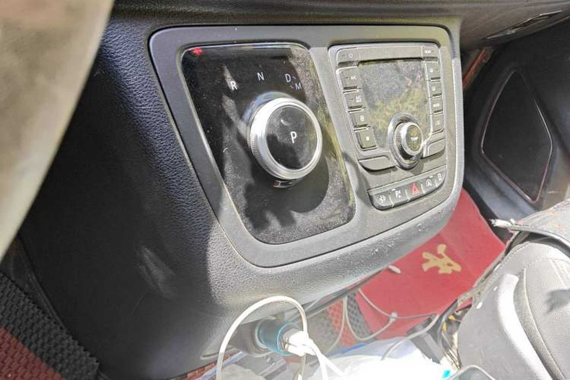 Used SAIC MAXUS G10 2021 2.0T Automatic Elite Edition Diesel 9-Seater Gear Lever