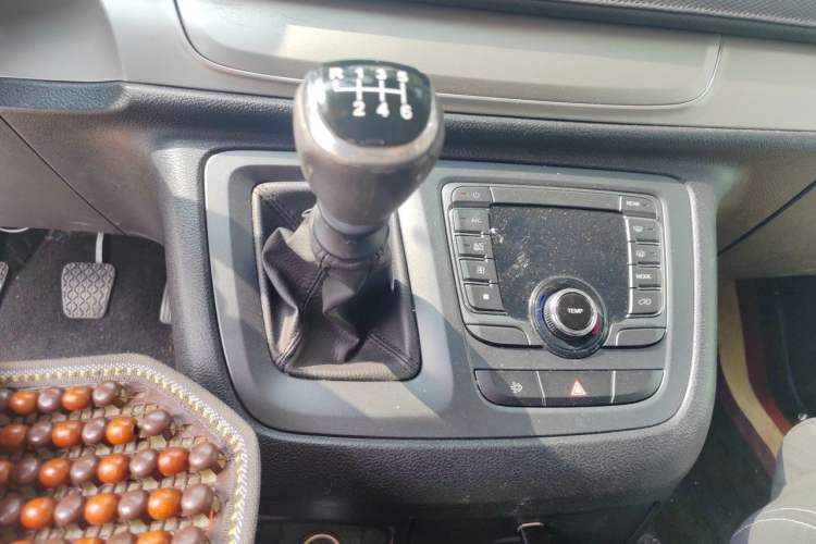 Used SAIC MAXUS G10 2021 2.0T Manual Elite Edition Diesel 8-Seater Gear Lever