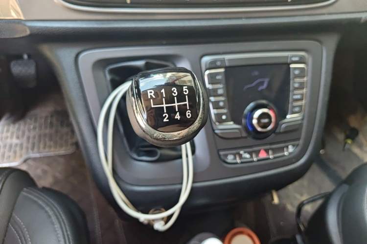 Used SAIC MAXUS G10 2021 2.0T Manual Elite Edition Diesel 7-Seater Gear Lever