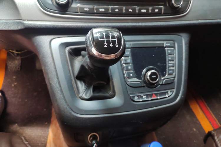 Used SAIC MAXUS G10 2021 2.0T Manual Elite Edition Diesel 7-Seater Gear Lever