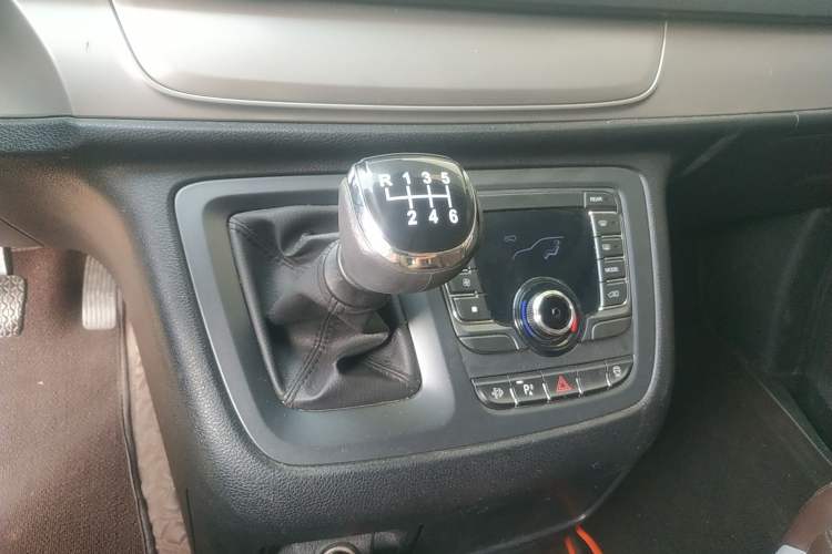 Used SAIC MAXUS G10 2021 2.0T Manual Elite Edition Diesel 8-Seater Gear Lever