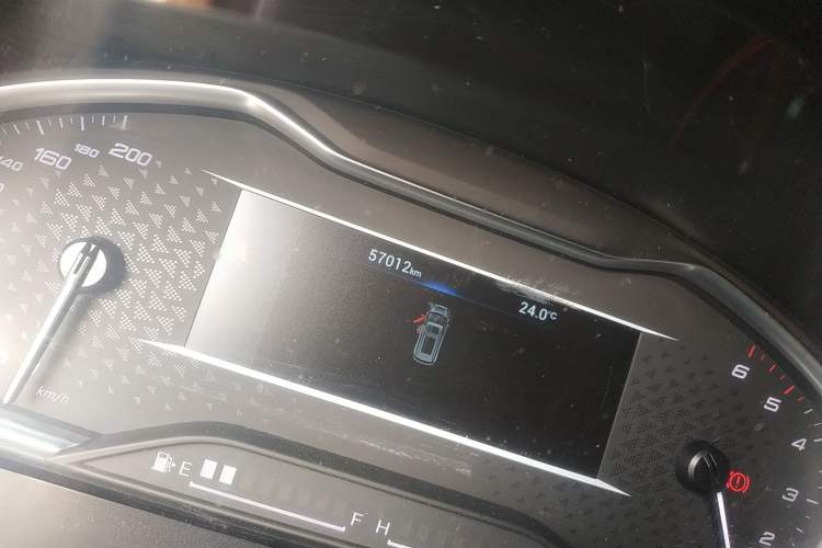 Used SAIC MAXUS G10 2021 2.0T Manual Elite Edition Diesel 8-Seater Odometer Close Up