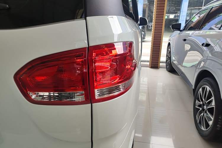 Used SAIC MAXUS G10 2021 2.0T Automatic Elite Edition Gasoline 7-Seater Right Rear Taillight