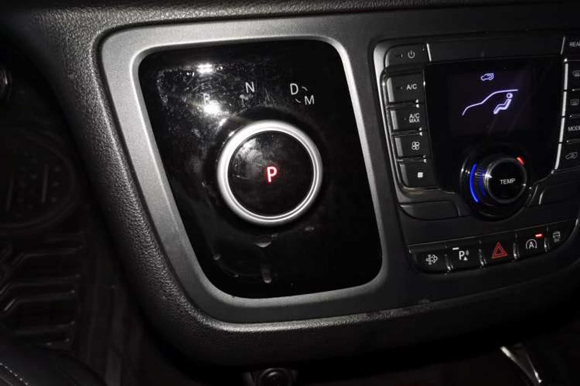 Used SAIC MAXUS G10 2021 2.0T Automatic Elite Edition Diesel 7-Seater Gear Lever