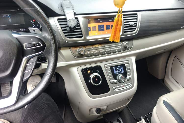 Used SAIC MAXUS G10 2022 2.0T Automatic Elite Edition Gasoline 7-Seater Audio And AC Panel