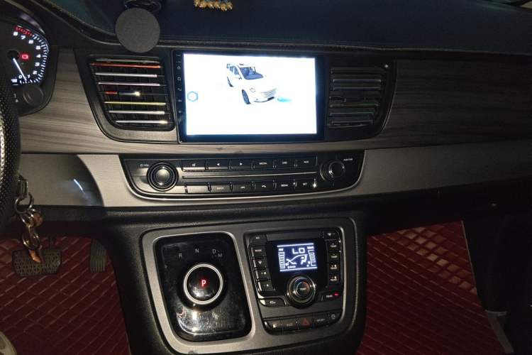 Used SAIC MAXUS G10 2022 2.0T Automatic Elite Edition Gasoline 7-Seater Audio And AC Panel