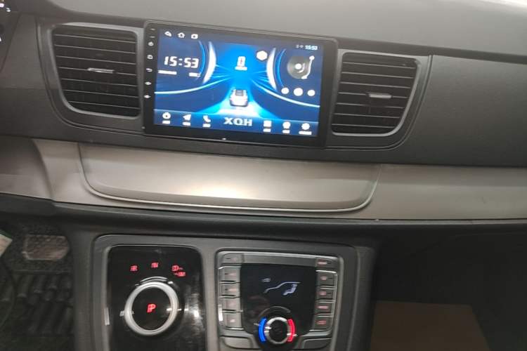 Used SAIC MAXUS G10 2022 2.0T Automatic Smart Enjoyment Version Gasoline 7 Seats Audio And AC Panel