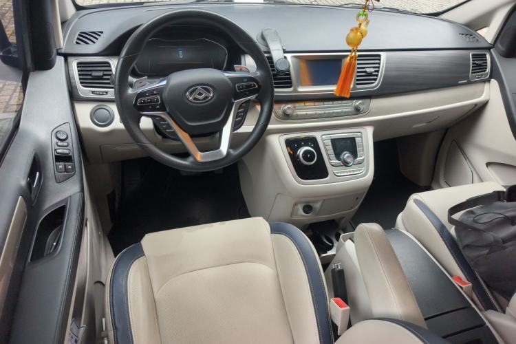 Used SAIC MAXUS G10 2022 2.0T Automatic Elite Edition Gasoline 7-Seater Center Console