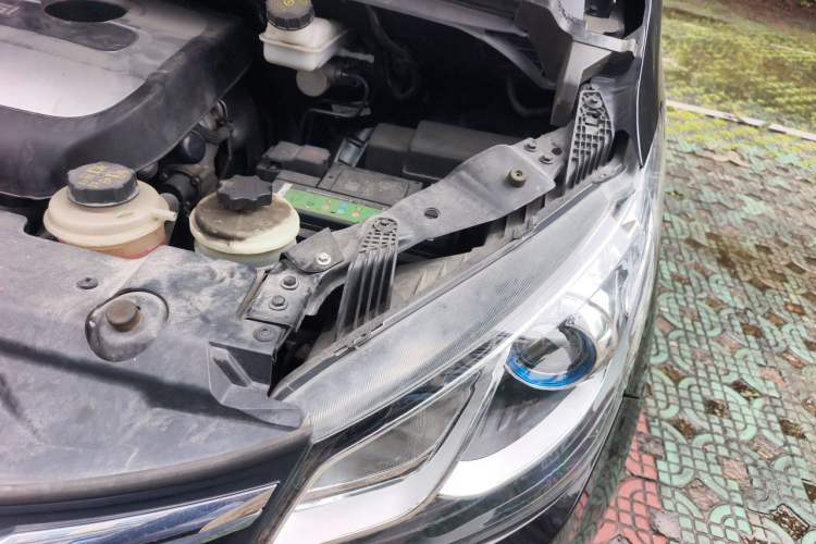 Used SAIC MAXUS G10 2022 2.0T Automatic Elite Edition Gasoline 7-Seater Engine Bay Left